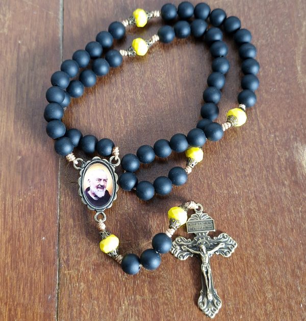 Terço Padre Pio amarelo - Image 3